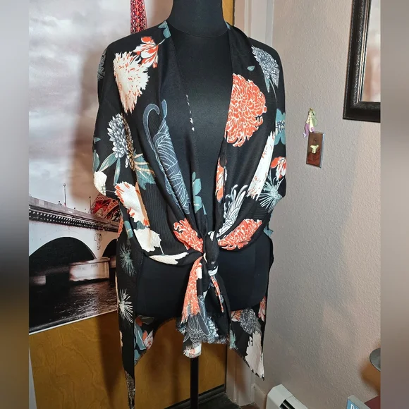 OSFM NWOT Boutique Kimono 37.5Long 34.5ptp Blk Floral Raw Fringe Hem Soft! - Picture 10 of 13